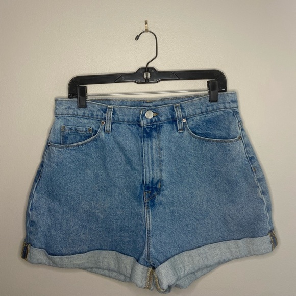 Urban Outfitters BDG Mom High Rise Light Wash Denim Jean Shorts, size 30W - Picture 3 of 9